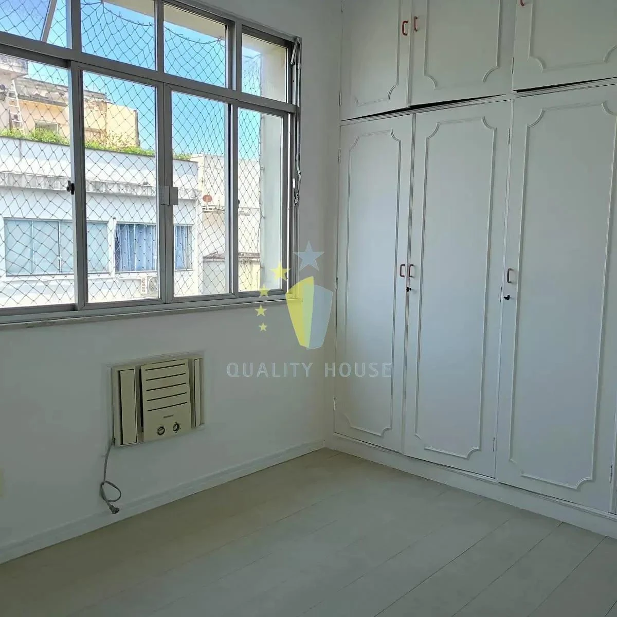 Bathtub in a 2-bedroom apartment, 90 m² — photo 4