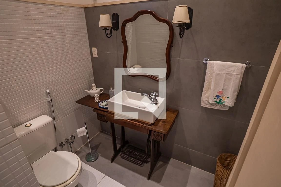 Furnished house, 300 m², with floor-to-ceiling windows — photo 33