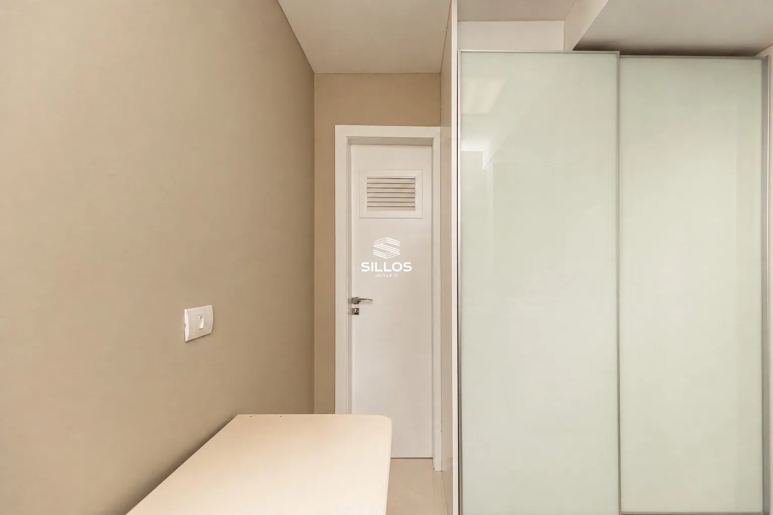 121 m² apartment with a glass-enclosed balcony and a bathtub — photo 43