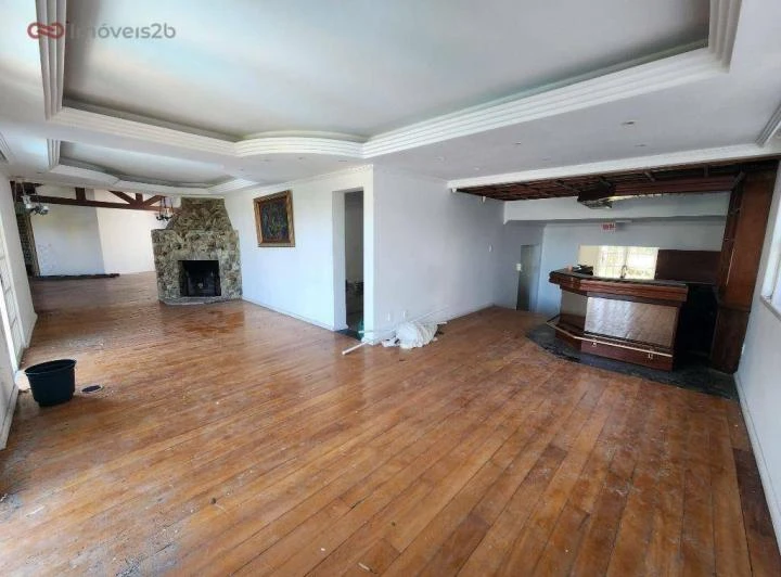 House with 5 bedrooms and shared pool area — photo 7