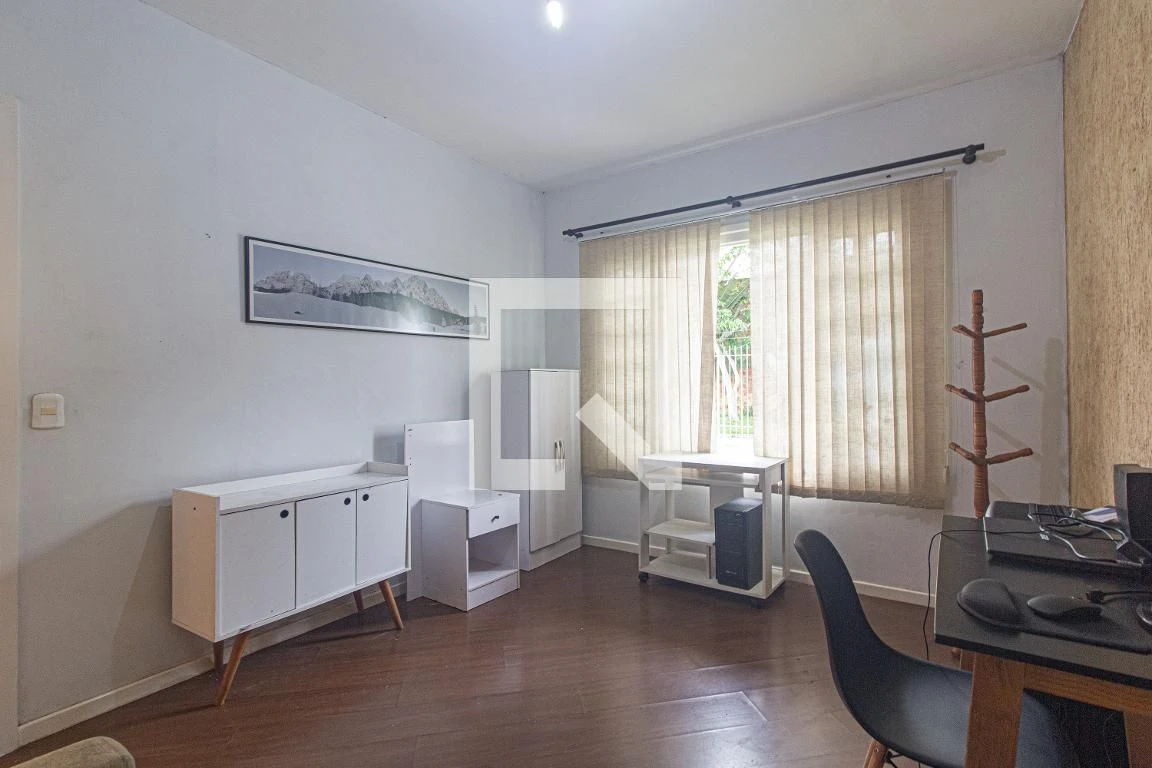3-bedroom house with a walk-in closet in Curitiba — photo 48