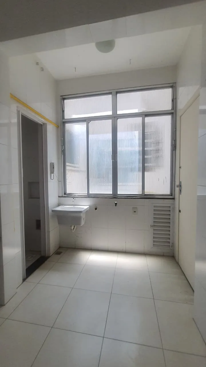 Apartamento com 2 quartos e banheiro com box de vidro — photo 6