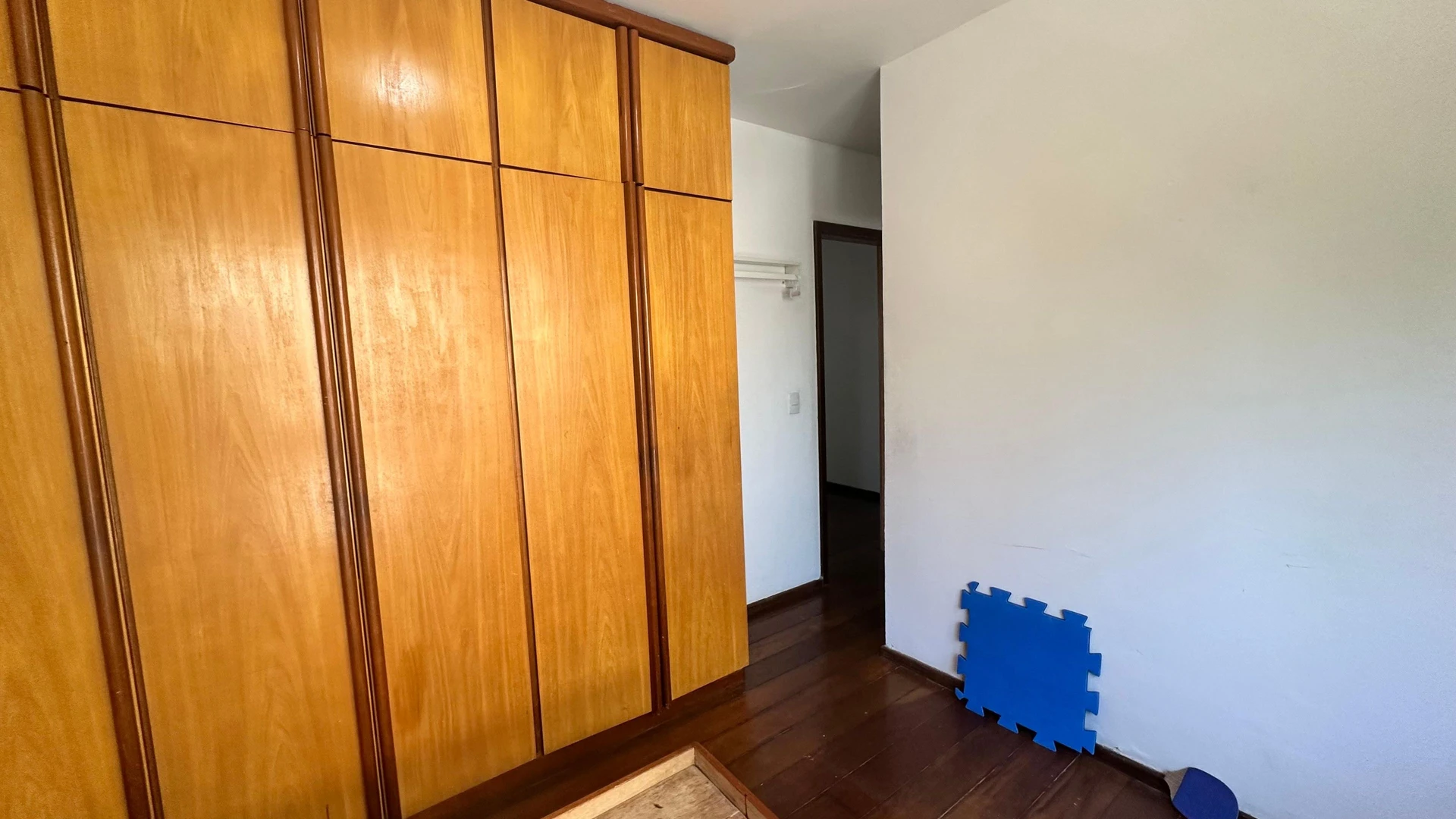 Apartment with built-in wardrobes and a balcony — photo 19