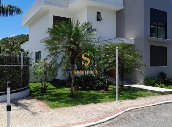 425 m² house with open-plan gas kitchen and 4 bedrooms — photo 2