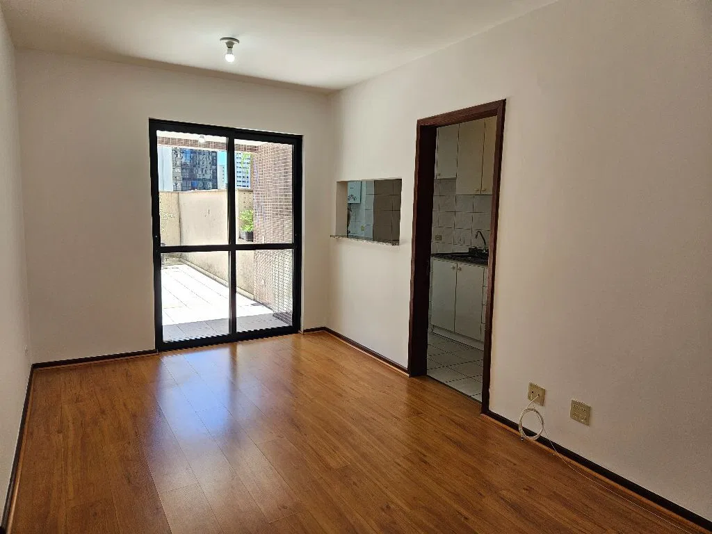 Balcony with a grill in a one-bedroom apartment, 62 m² — photo 7
