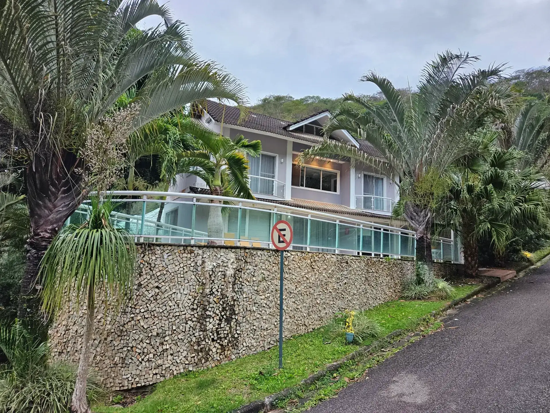 6 quartos e janelas do piso ao teto: casa de 504 m² — photo 28