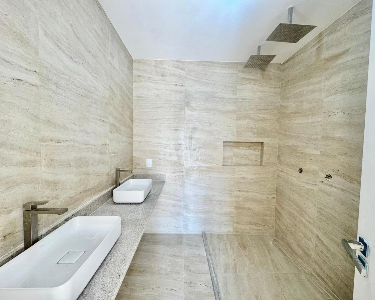 House, 240 m², with a glass-enclosed balcony — photo 13