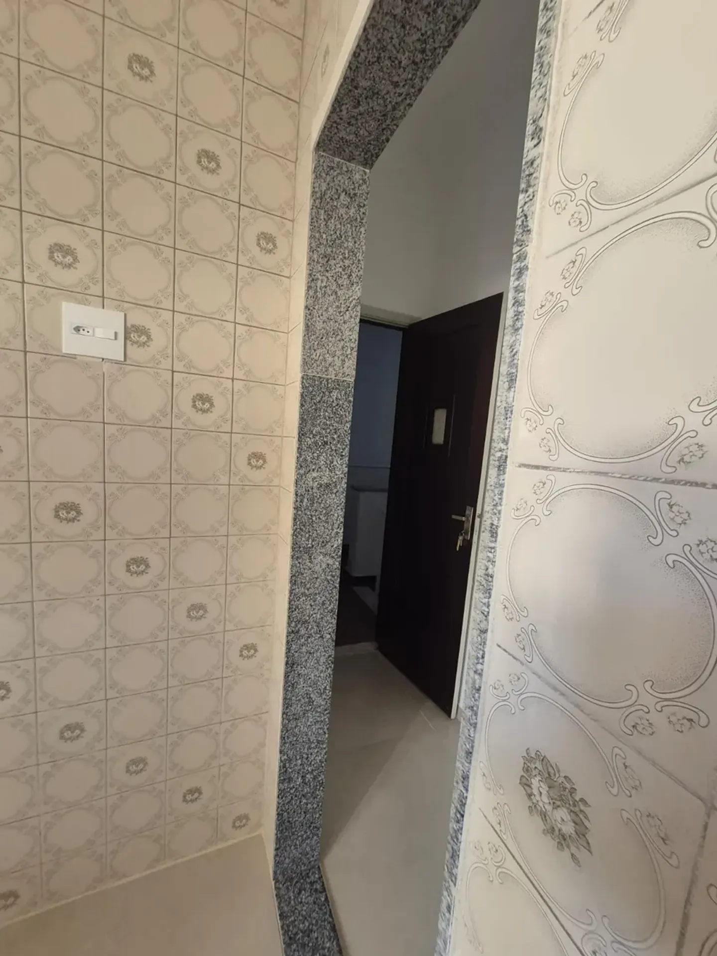 Apartamento sem mobília com cozinha planejada e tanque — photo 35