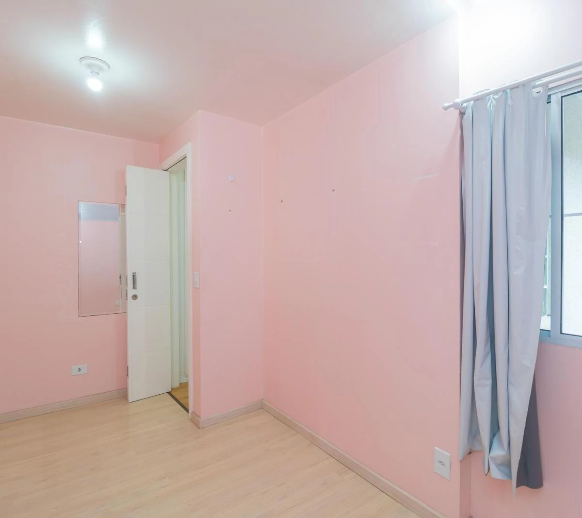3-bedroom house with wood or laminate floors — photo 13