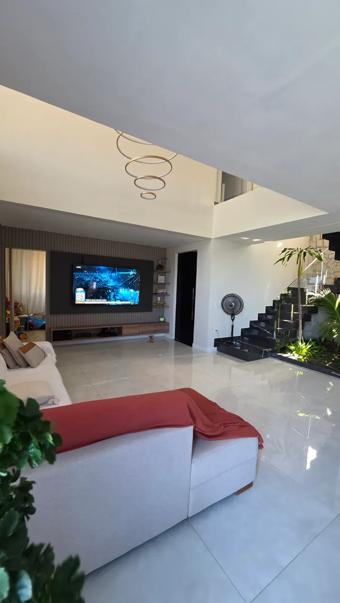 Casa amueblada con balcón y cocina abierta