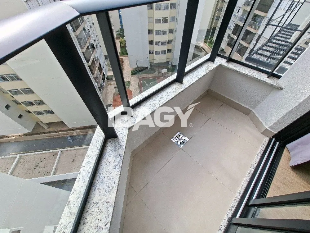 Studio with a glassed-in balcony and open-plan kitchen — photo 183