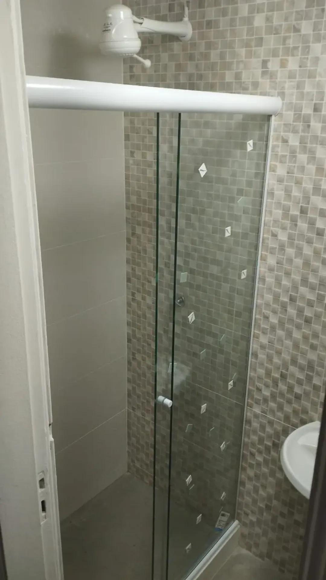 Unfurnished 1-bedroom apartment with floor-to-ceiling windows — photo 25