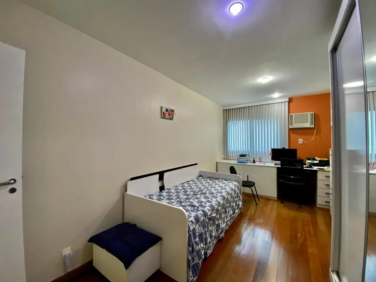 Furnished 369 m² apartment with a closed kitchen — photo 34
