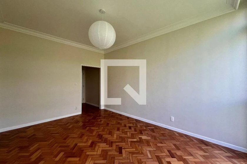 Wood or laminate floors in a 2-bedroom apartment, 80 m²