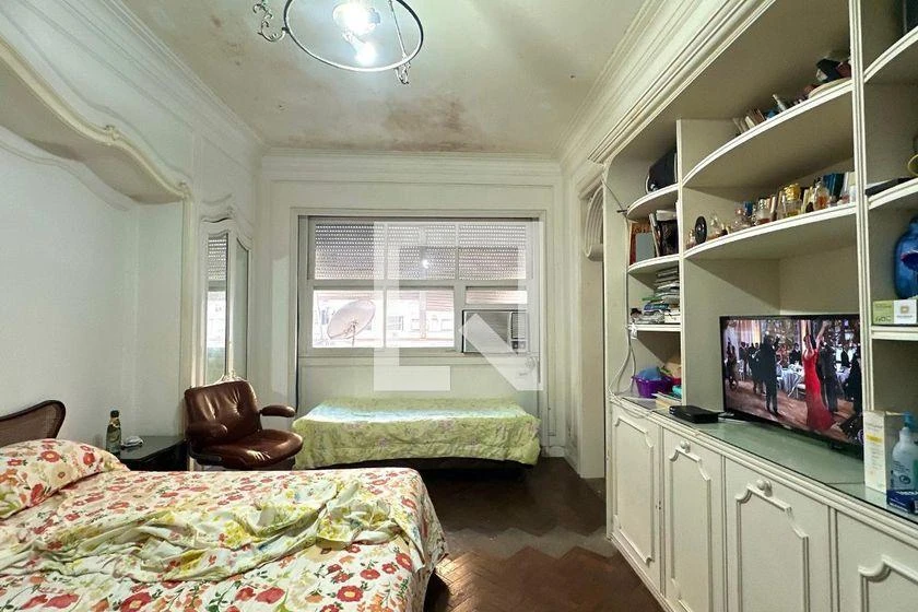 Glass-enclosed balcony in a 4-bedroom apartment, 403 m² — photo 30