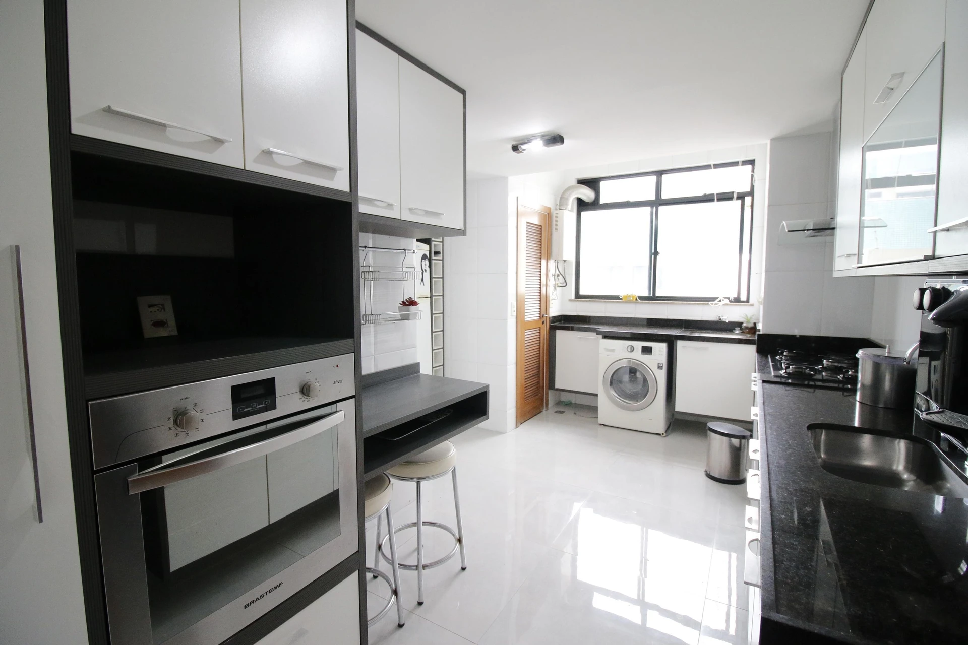 Balcony with a grill in a 4-bedroom apartment, 172 m² — photo 7