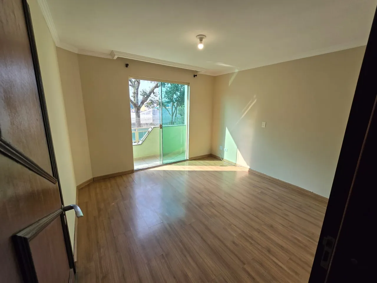 4-bedroom house with wood or laminate floors in Curitiba — photo 16