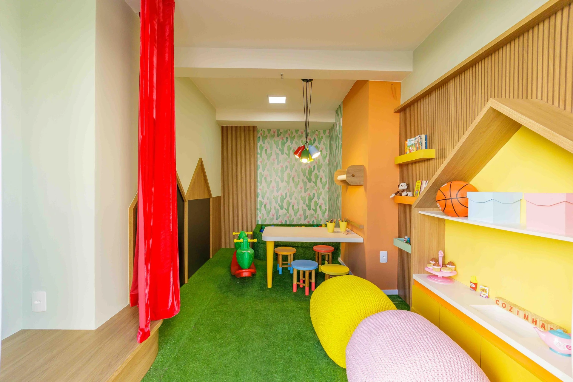 2-bedroom apartment with a mountain view — photo 31