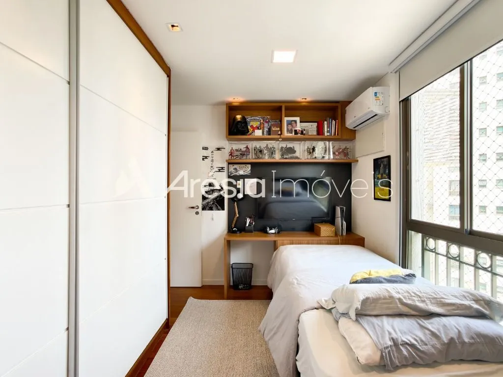 Balcony with a grill in a 4-bedroom apartment, 178 m² — photo 5
