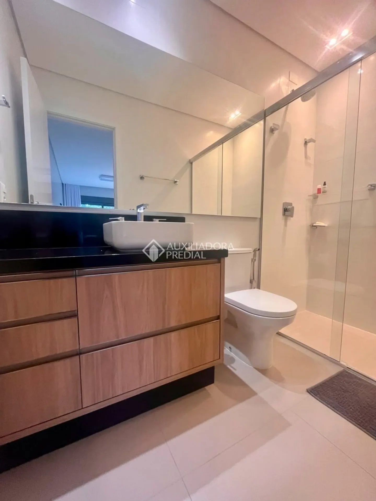 Furnished 92 m² apartment with balcony and 2 parking spots — photo 11