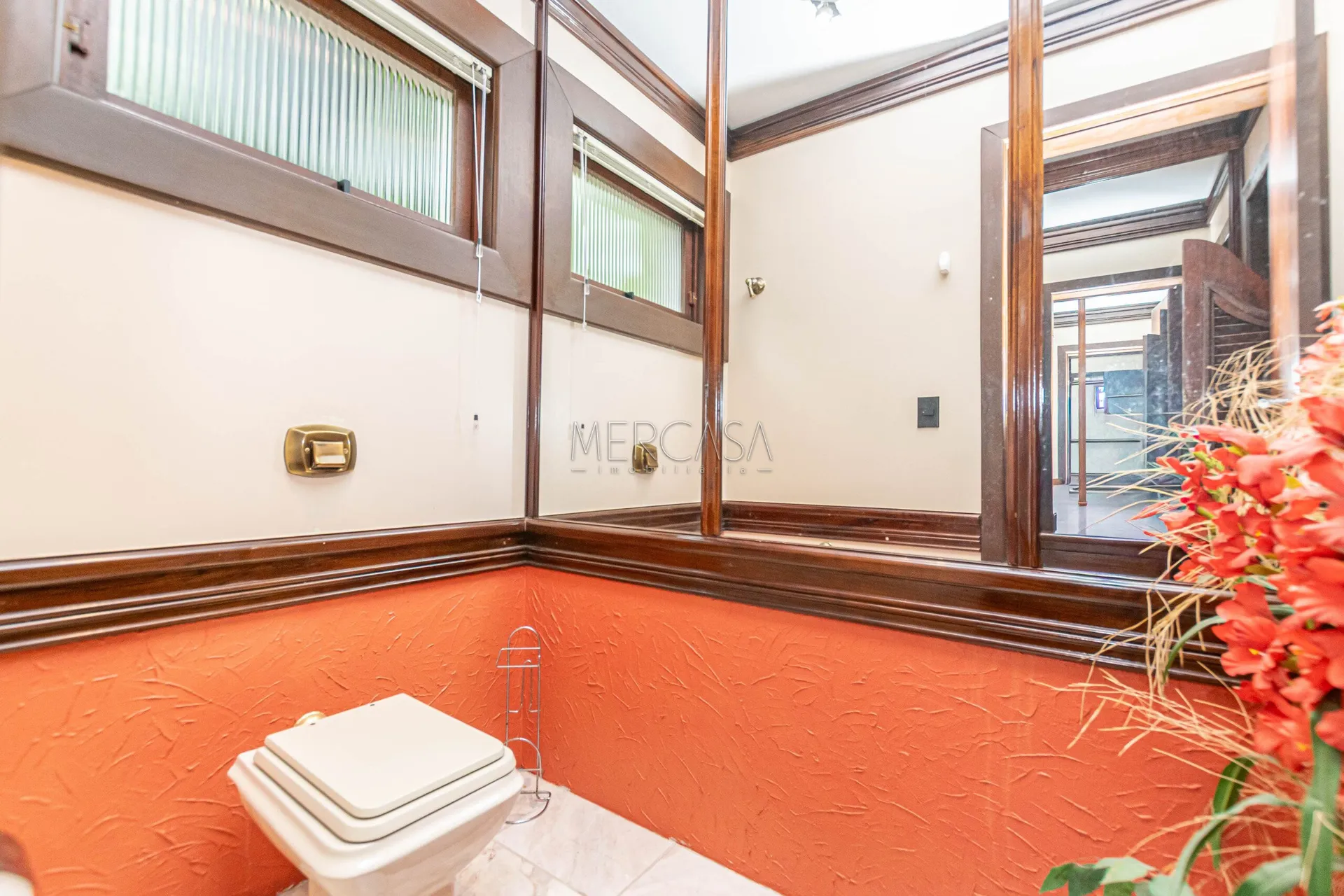 3-bedroom house with a bathtub in Curitiba — photo 19