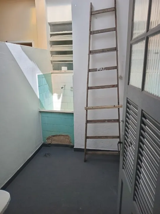 2-bedroom apartment with 1 bathroom and laundry area — photo 5