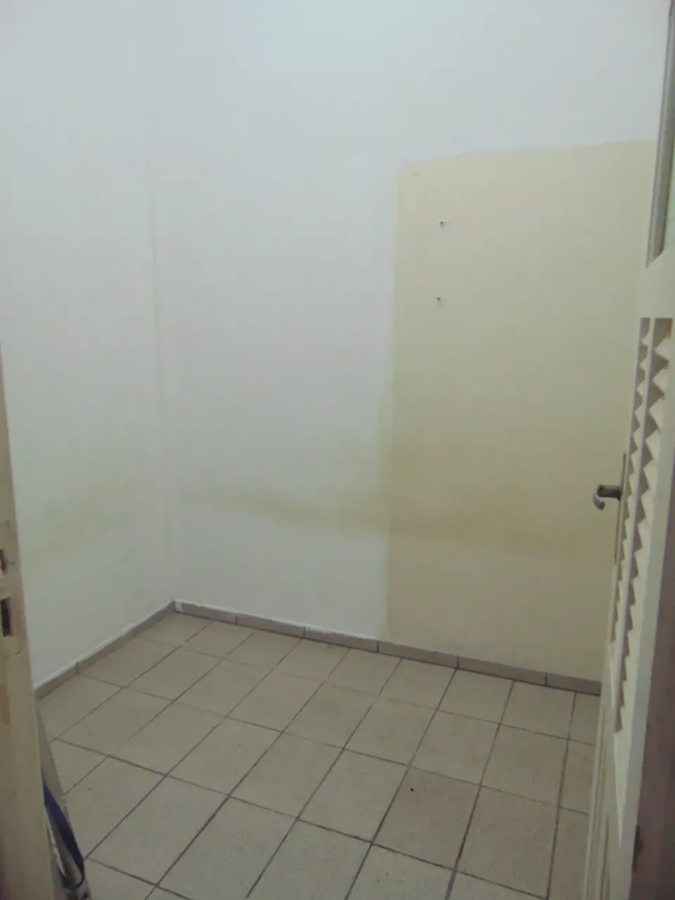 Unfurnished 3-bedroom apartment with built-in wardrobes — photo 2