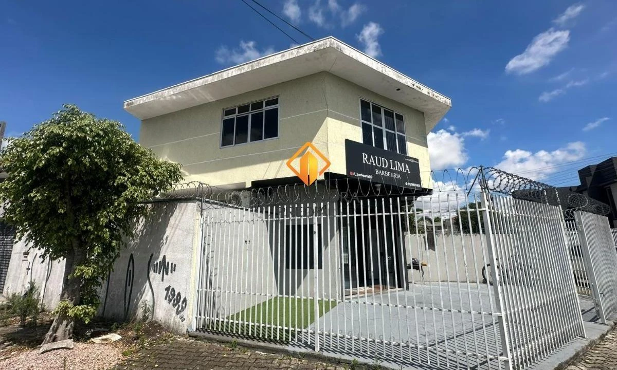 Balcony with a grill in a 4-bedroom house, 190 m² — photo 17