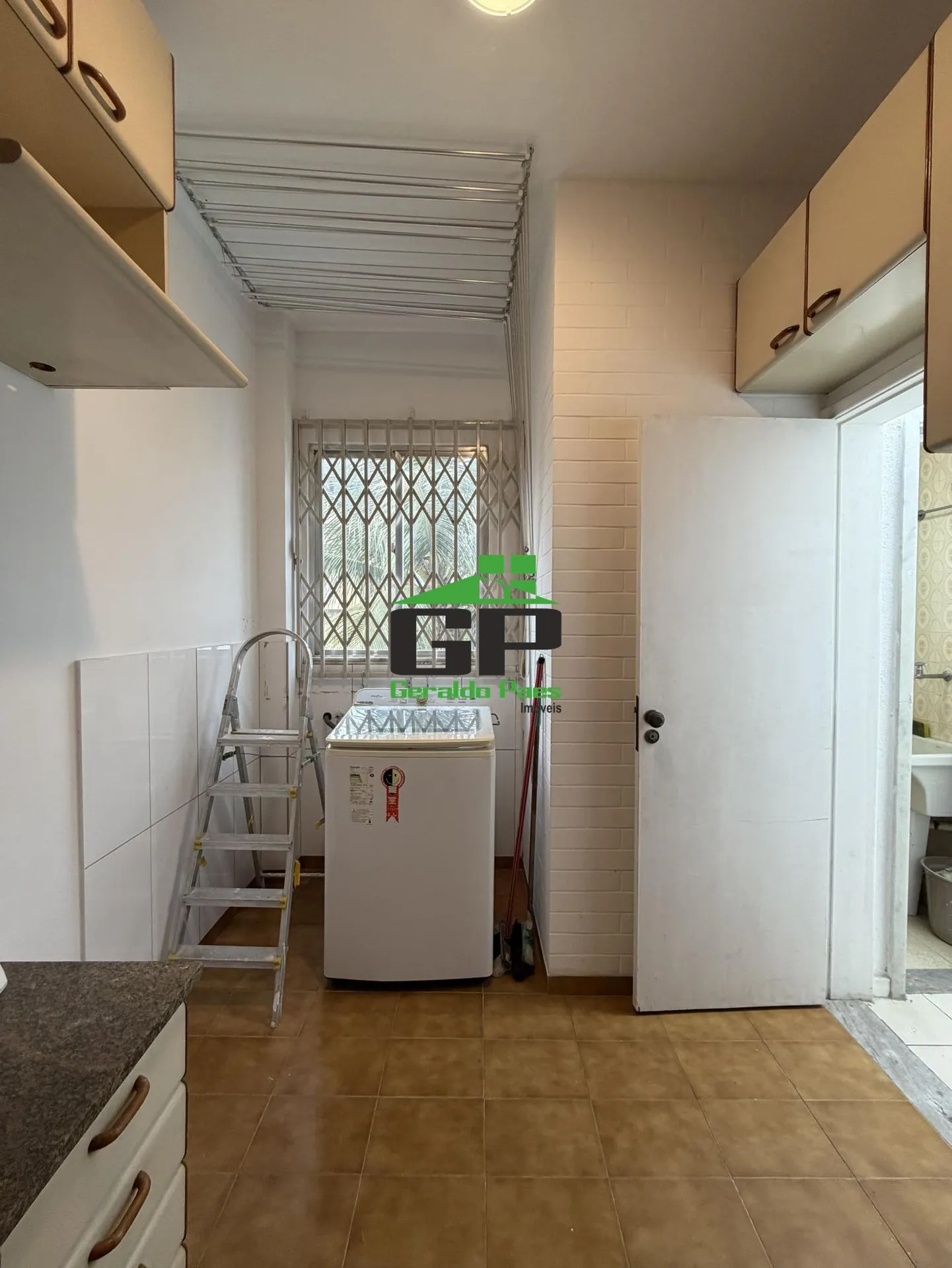 3-bedroom apartment with a washing machine — photo 37