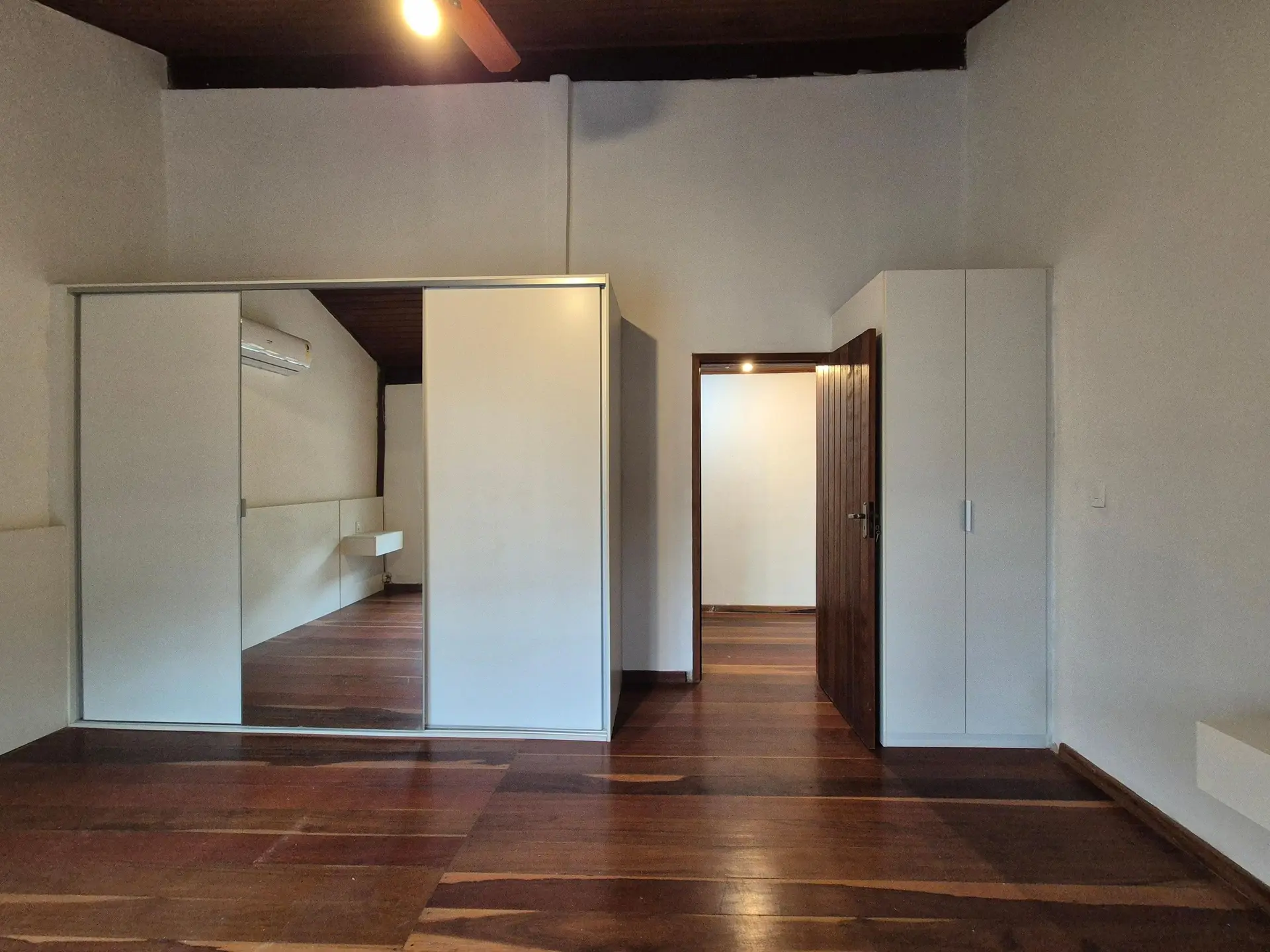 Balcony with a grill in a 3-bedroom house, 150 m² — photo 16