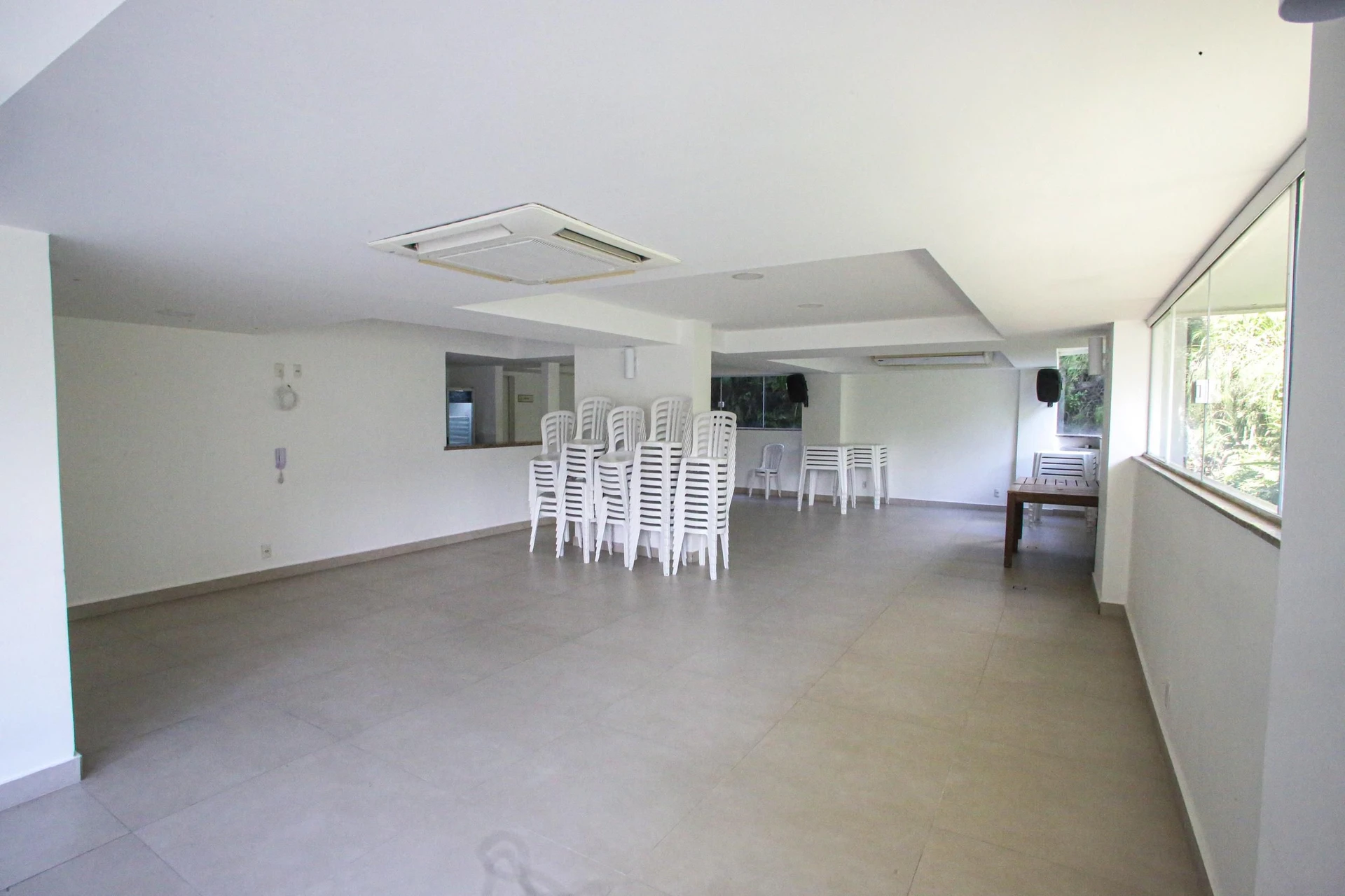 Glass-enclosed balcony in a 3-bedroom apartment, 131 m² — photo 51