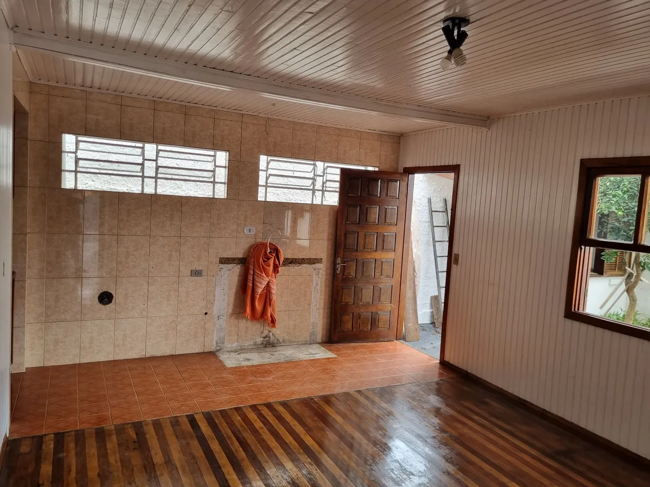 3-bedroom house with wood or laminate floors in Curitiba — photo 17
