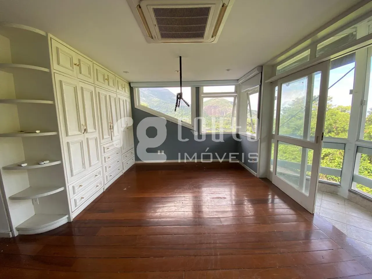 Apartment with 5 bedrooms and a balcony, 4 bathrooms — photo 6