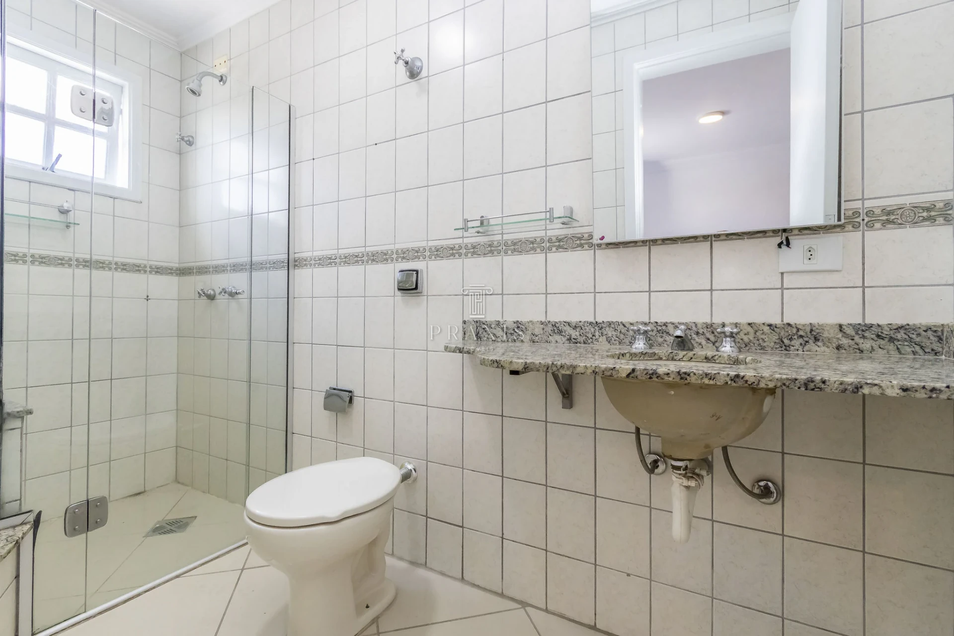 3-bedroom house with a bathtub — photo 17