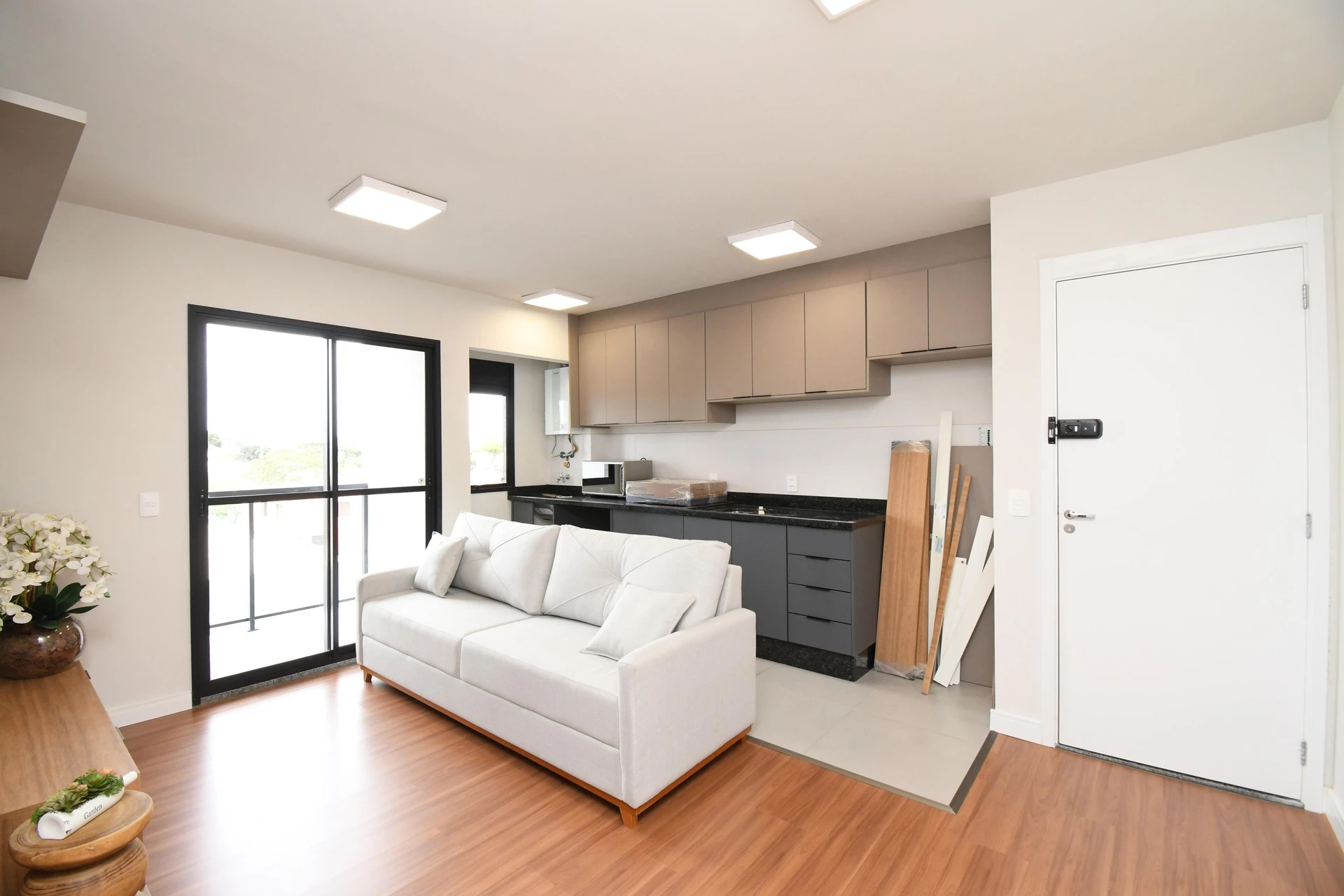 2-bedroom apartment with wood or laminate floors in Curitiba