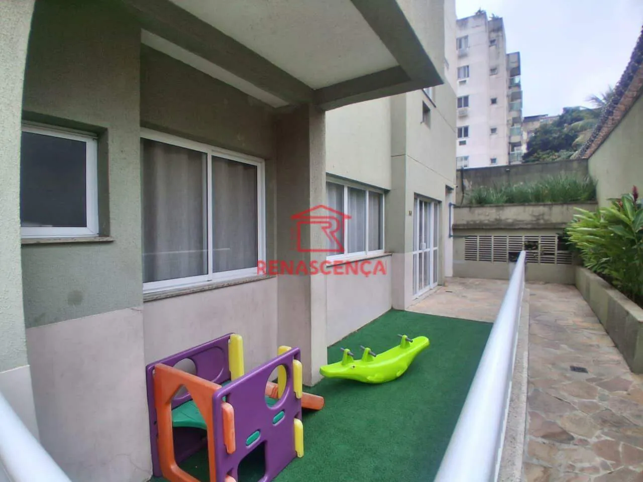 Apartamento de 2 dormitorios con vistas a la ciudad y montañas — photo 22