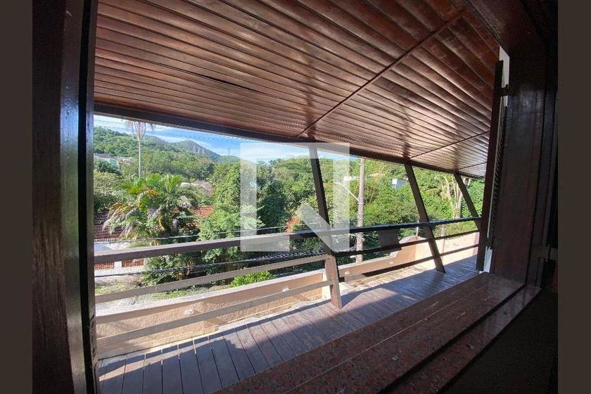 Rental house with 6 bedrooms and 704 m²