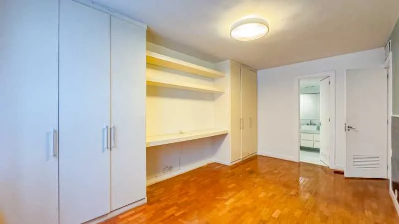 Floor-to-ceiling windows in a 4-bedroom apartment, 266 m² — photo 8