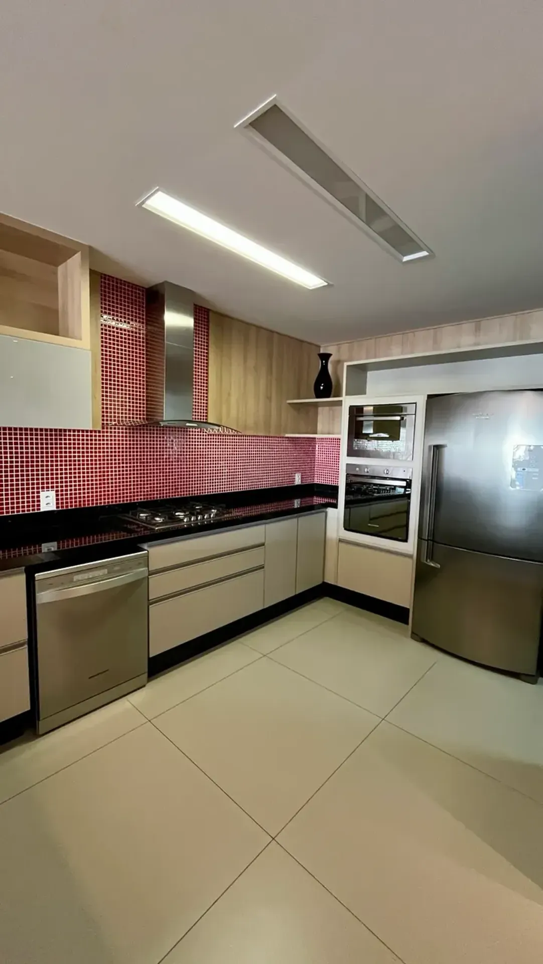 Furnished apartment with 3 en-suite suites — photo 26