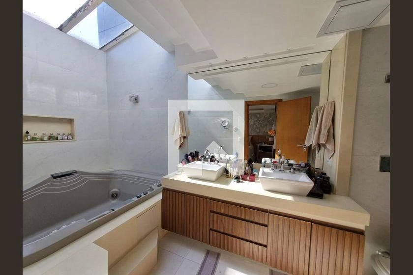 Rental apartment with 4 bedrooms, 360 m² and a balcony — photo 48