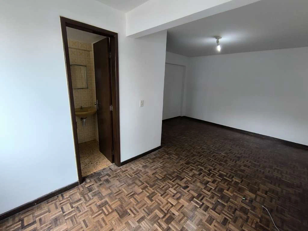 Estúdio sem mobília de 25 m² com piso de madeira — photo 4