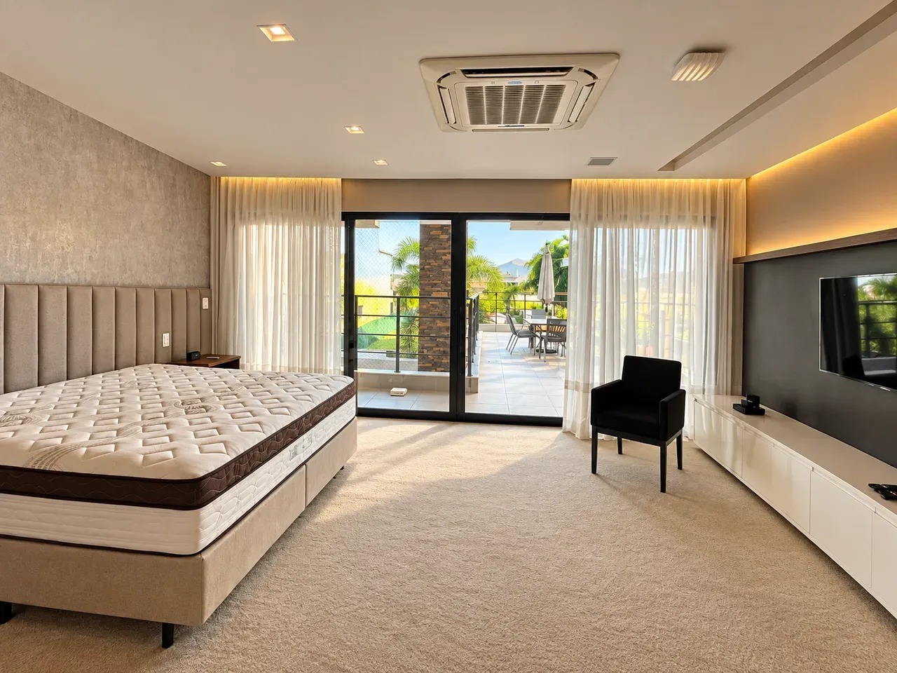 Furnished house, 980 m², with floor-to-ceiling windows — photo 20