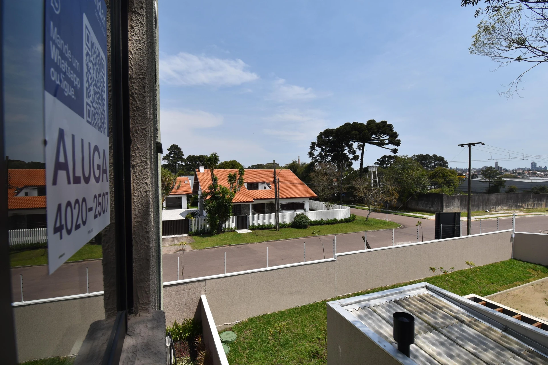 Balcony with a grill in a 3-bedroom apartment, 64 m² — photo 59