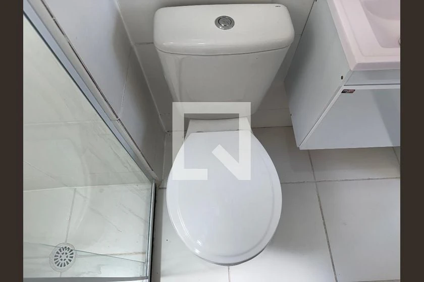 Apartamento de 2 quartos com banheiro de box de vidro
