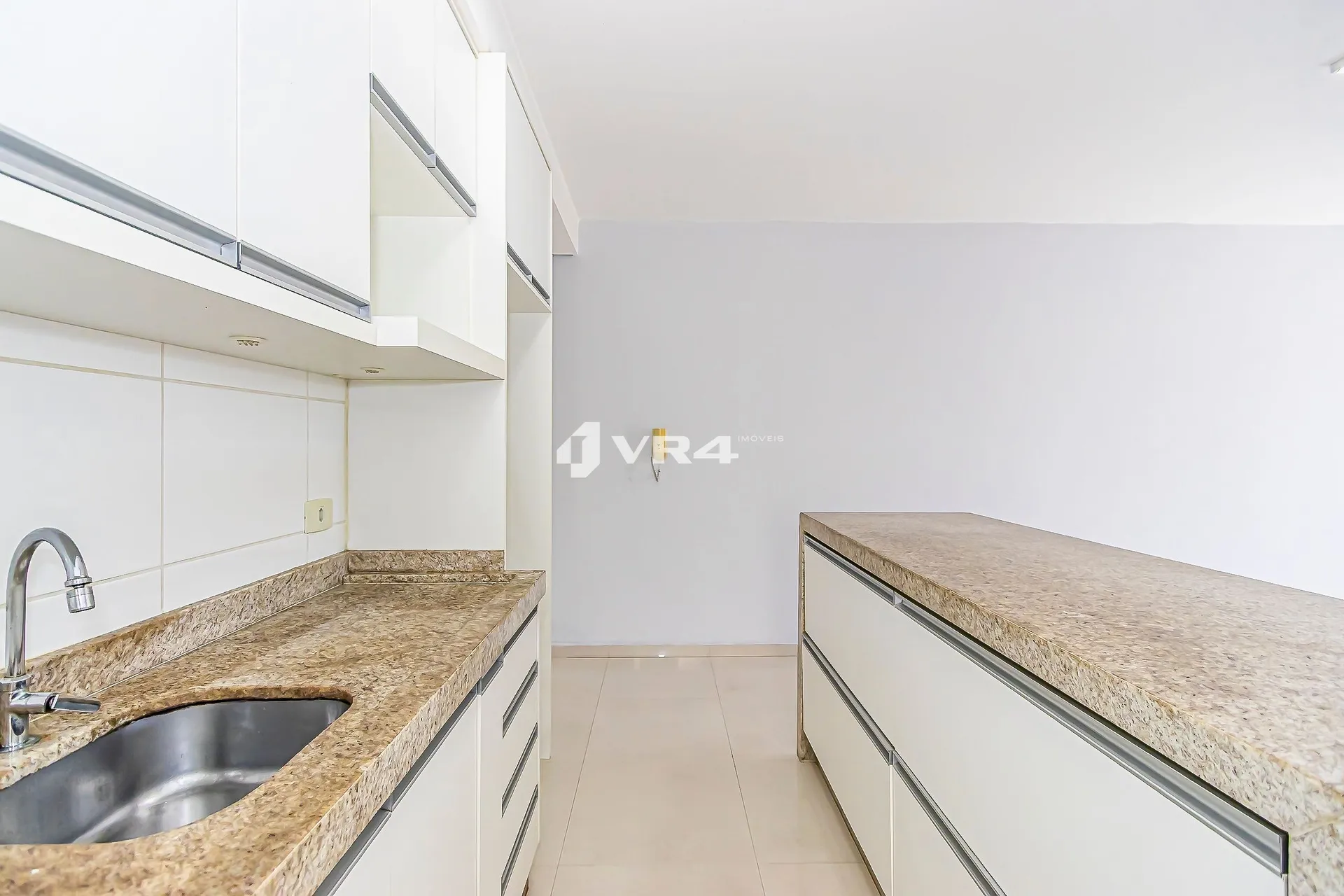 Balcony with a grill in a 2-bedroom apartment, 70 m² — photo 21