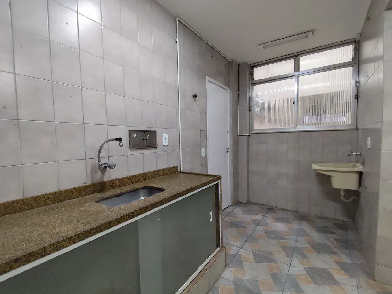 2-bedroom apartment with a separate, closed kitchen — photo 9