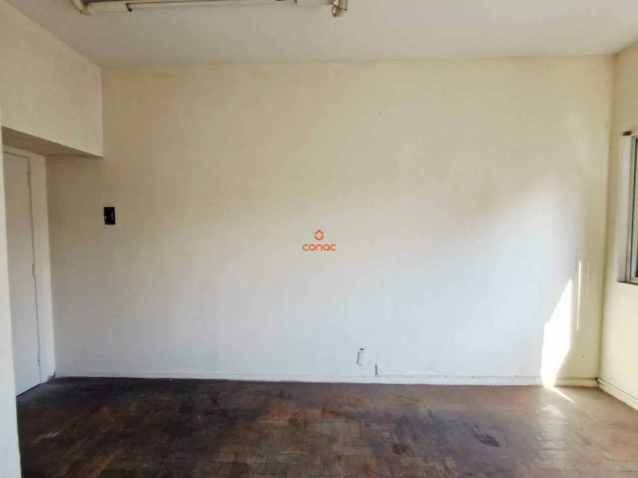 Apartamento de 1 quarto com piso de madeira ou laminado — photo 11