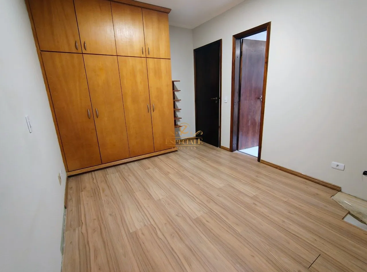 Wood or laminate floors in a 2-bedroom apartment, 70 m² — photo 3