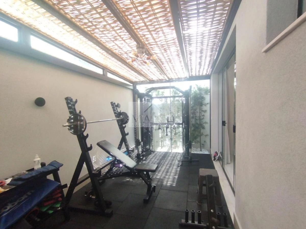 290 m² house with 3 en-suite bedrooms and glass balcony — photo 12
