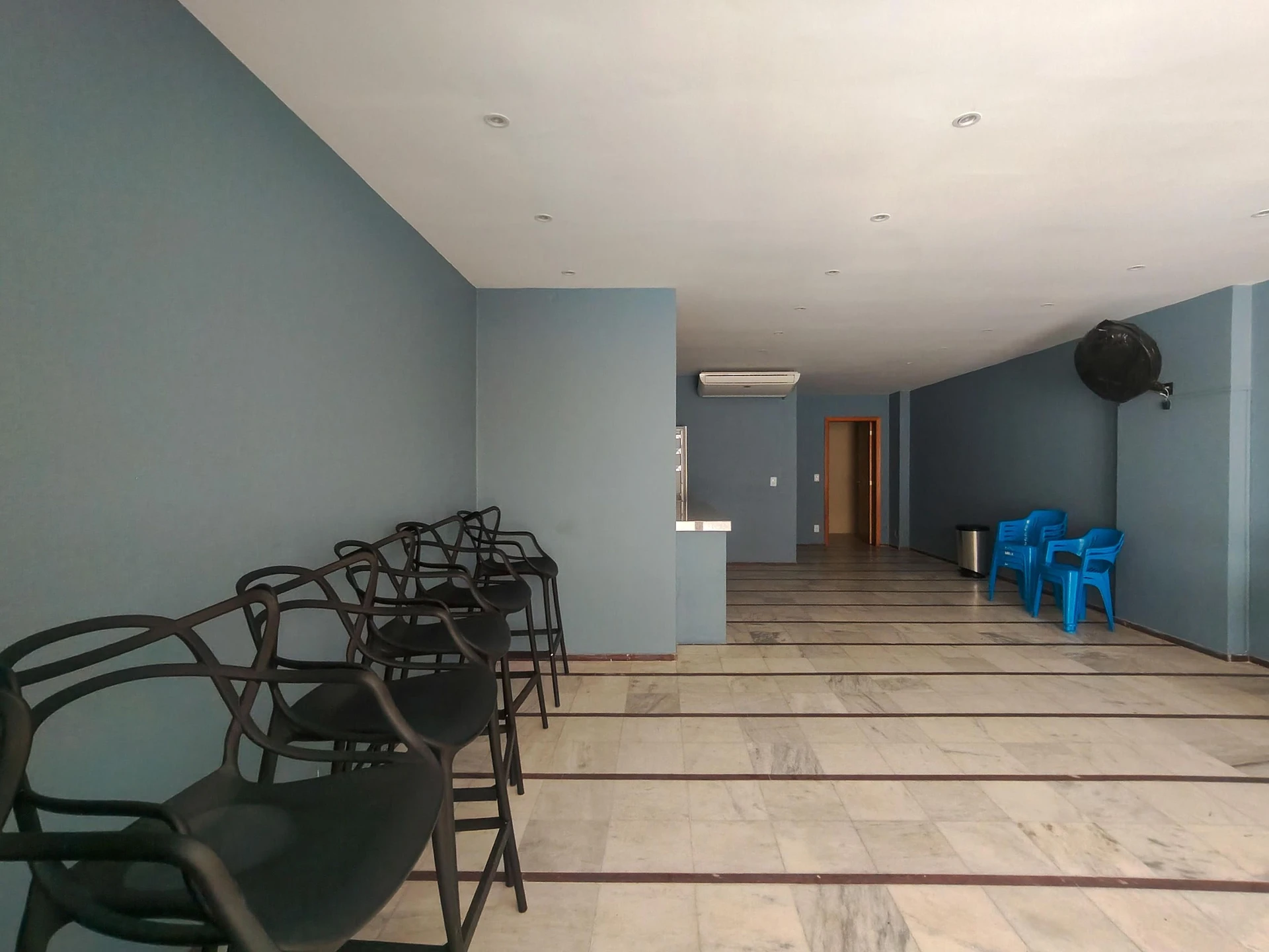 Balcony with a grill in a 3-bedroom apartment, 135 m² — photo 54